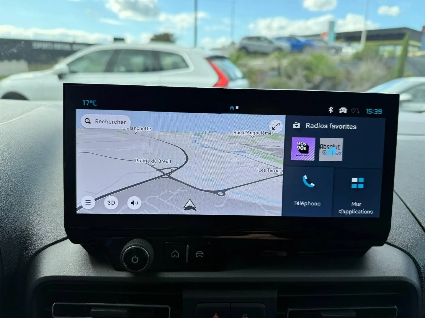 Vue intérieure du tableau de bord du Citroën Berlingo Fourgon XL blanc, avec écran tactile affichant la navigation et les radios favorites.