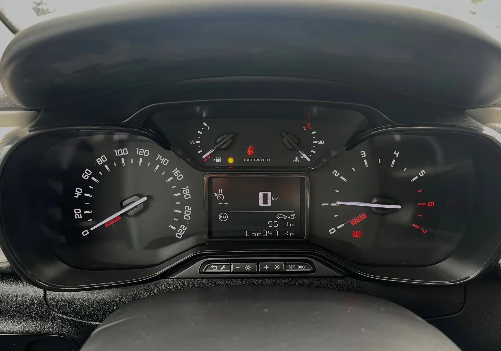 Vue rapprochée du tableau de bord numérique de la Citroën C3 blanche 2017, affichant vitesse et compte-tours.