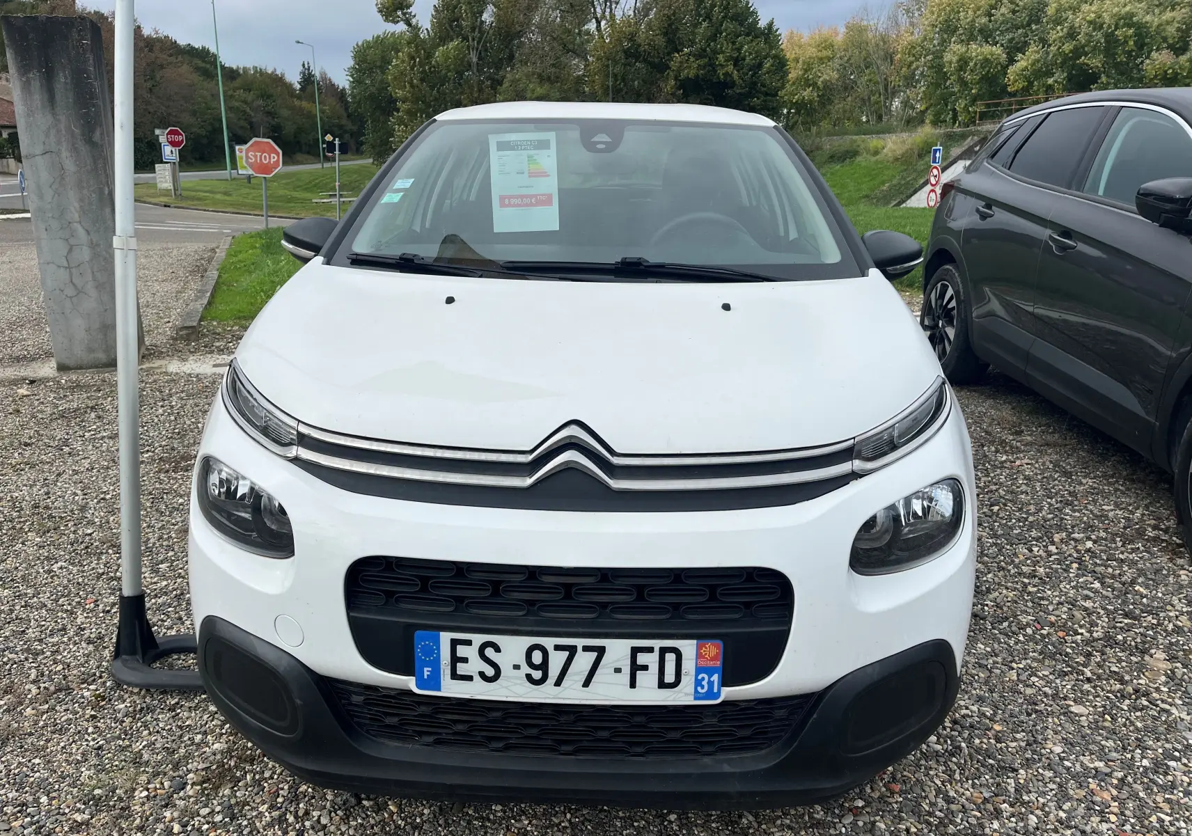 Vue de face d'une Citroën C3 blanche de 2017 avec calandre noire et plaques d'immatriculation françaises.