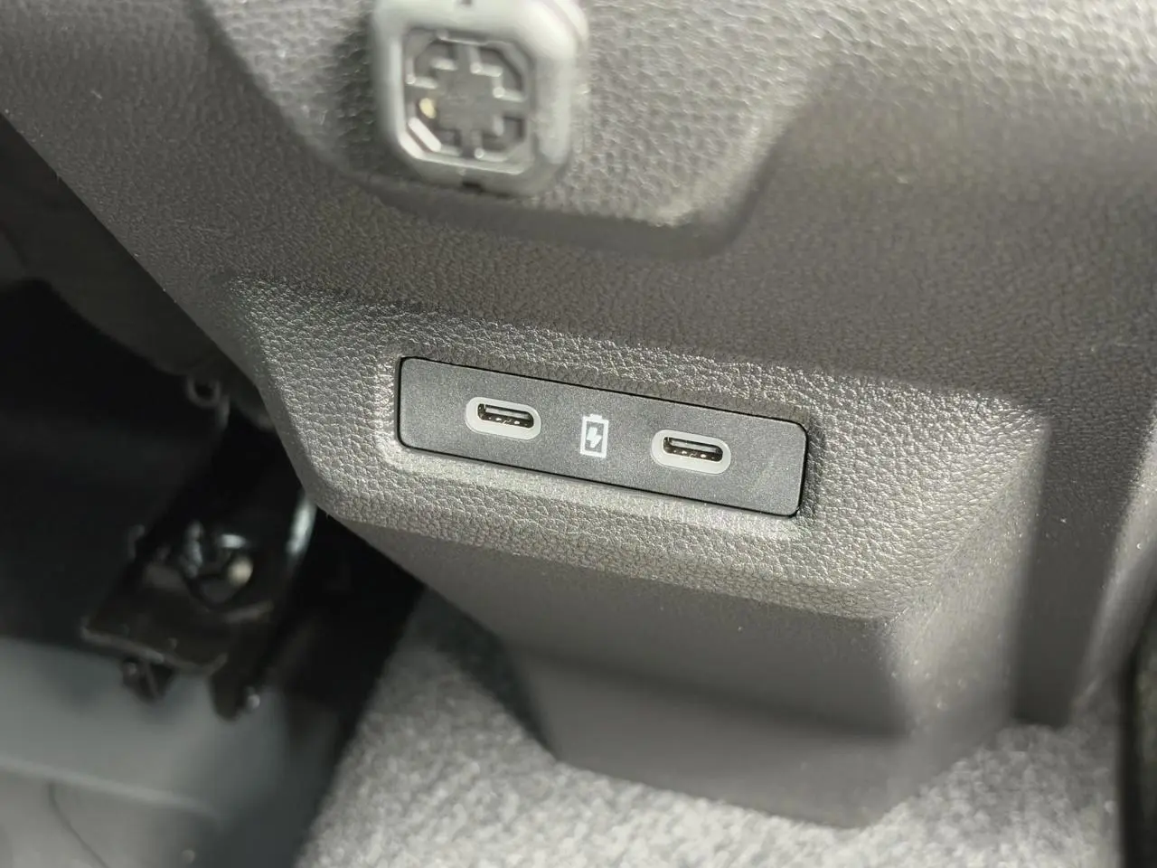 Prise USB double type C intégrée dans la console centrale arrière du Dacia Duster Gris Schiste 2025.