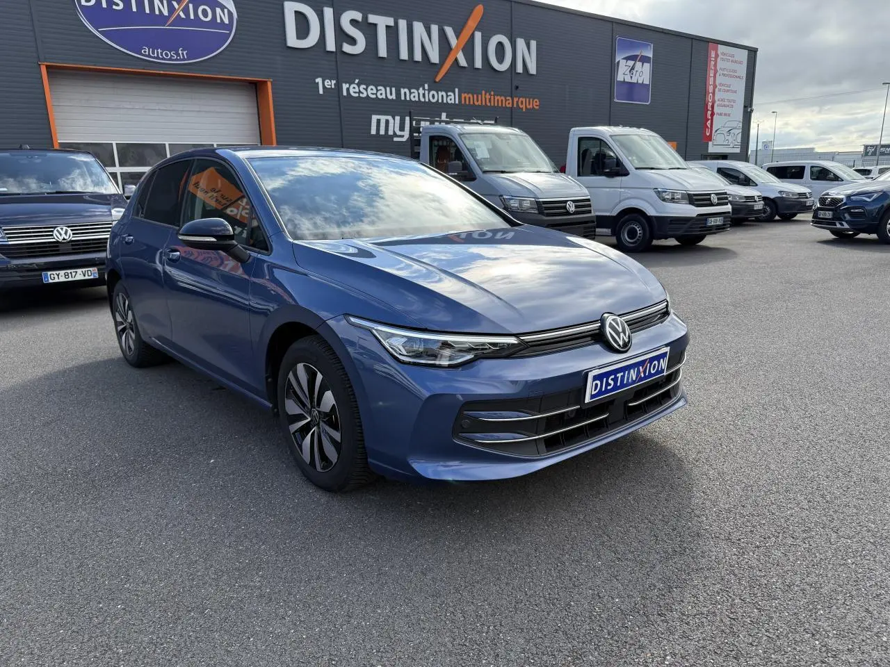 Volkswagen Golf 2.0 TDI 2024 bleu anémone métallisé vue 3/4 avant avec jantes alliage Zurich et calandre noire.