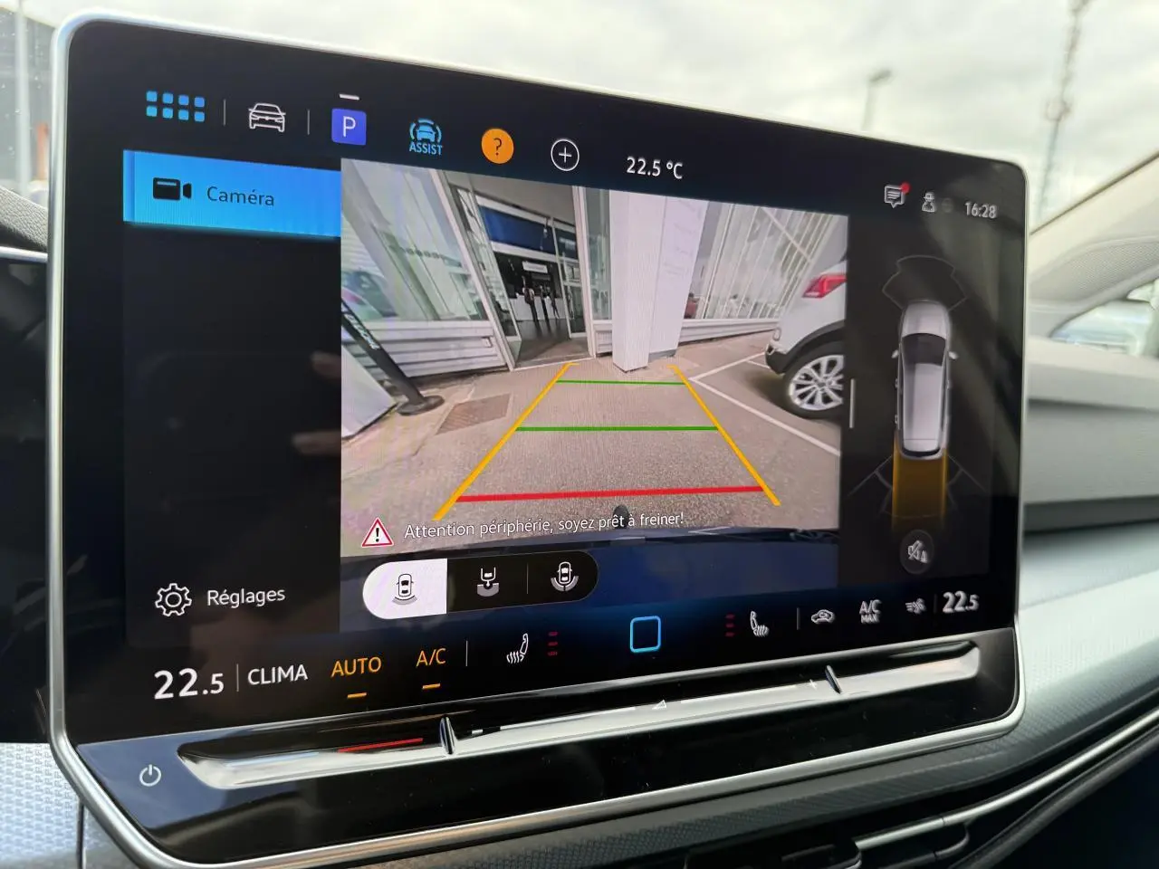 Écran tactile du système de recul affichant la caméra arrière de la Volkswagen Golf bleu anémone métallisée 2024.