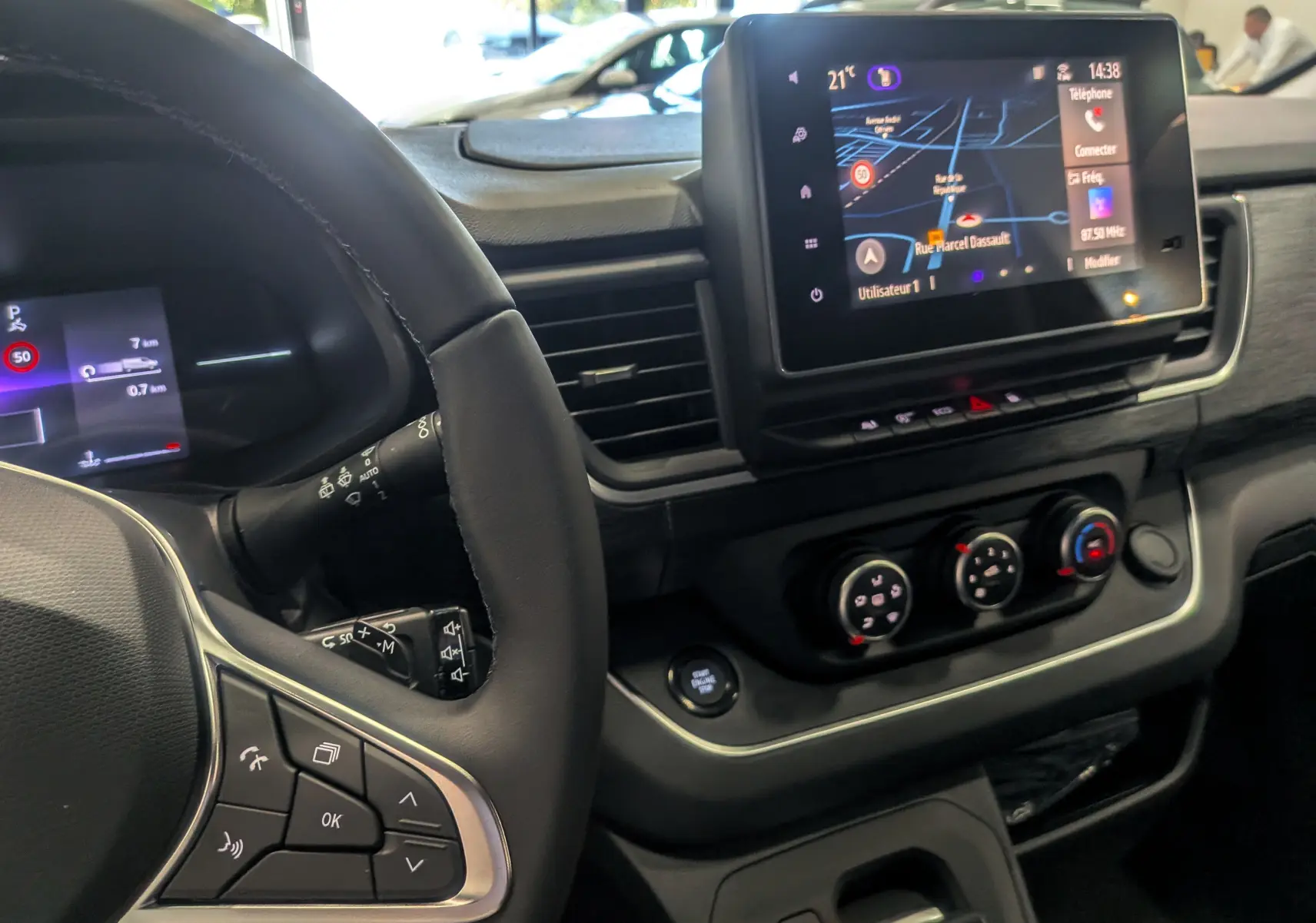 Intérieur du Renault Trafic Combi 2025, vue du tableau de bord avec écran tactile et volant multifonction noir.