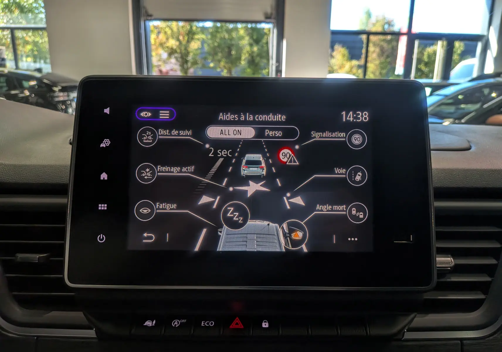 Écran central du Renault Trafic Combi 2025 montrant les aides à la conduite avec interface claire et icônes visibles.