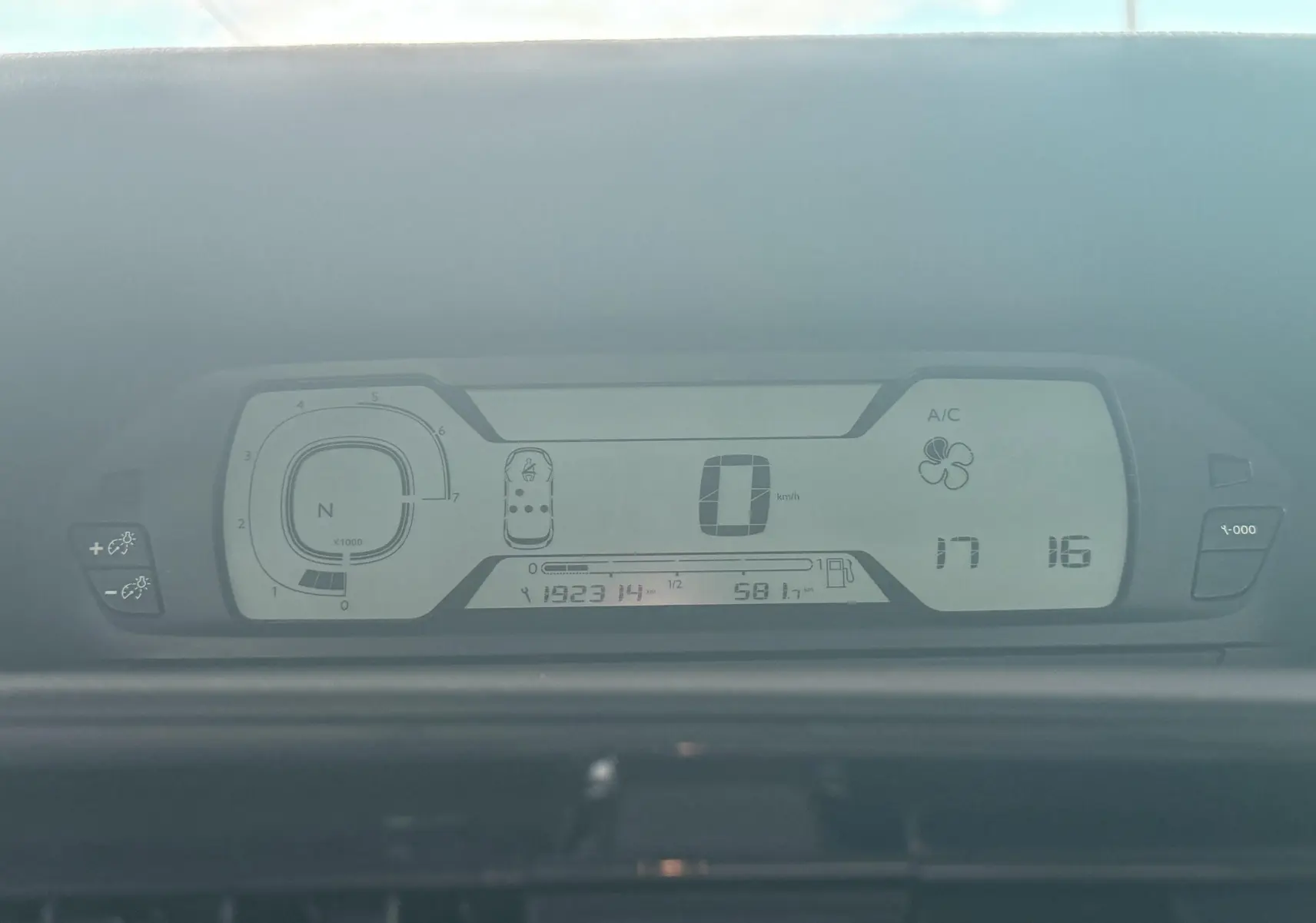 Tableau de bord numérique de Citroën C4 Picasso blanc 2014 montrant la vitesse à 0 km/h et l'indicateur de marche au point mort.