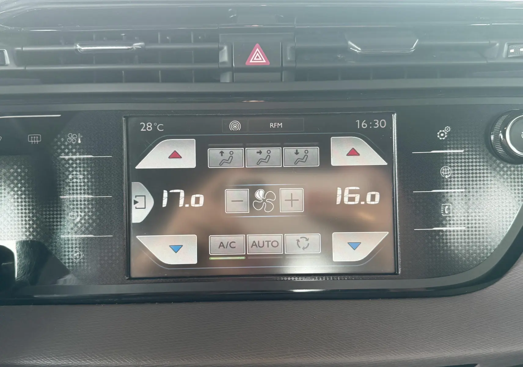 Écran tactile central de la climatisation du Citroën C4 Picasso 2014, affichant températures et réglages.