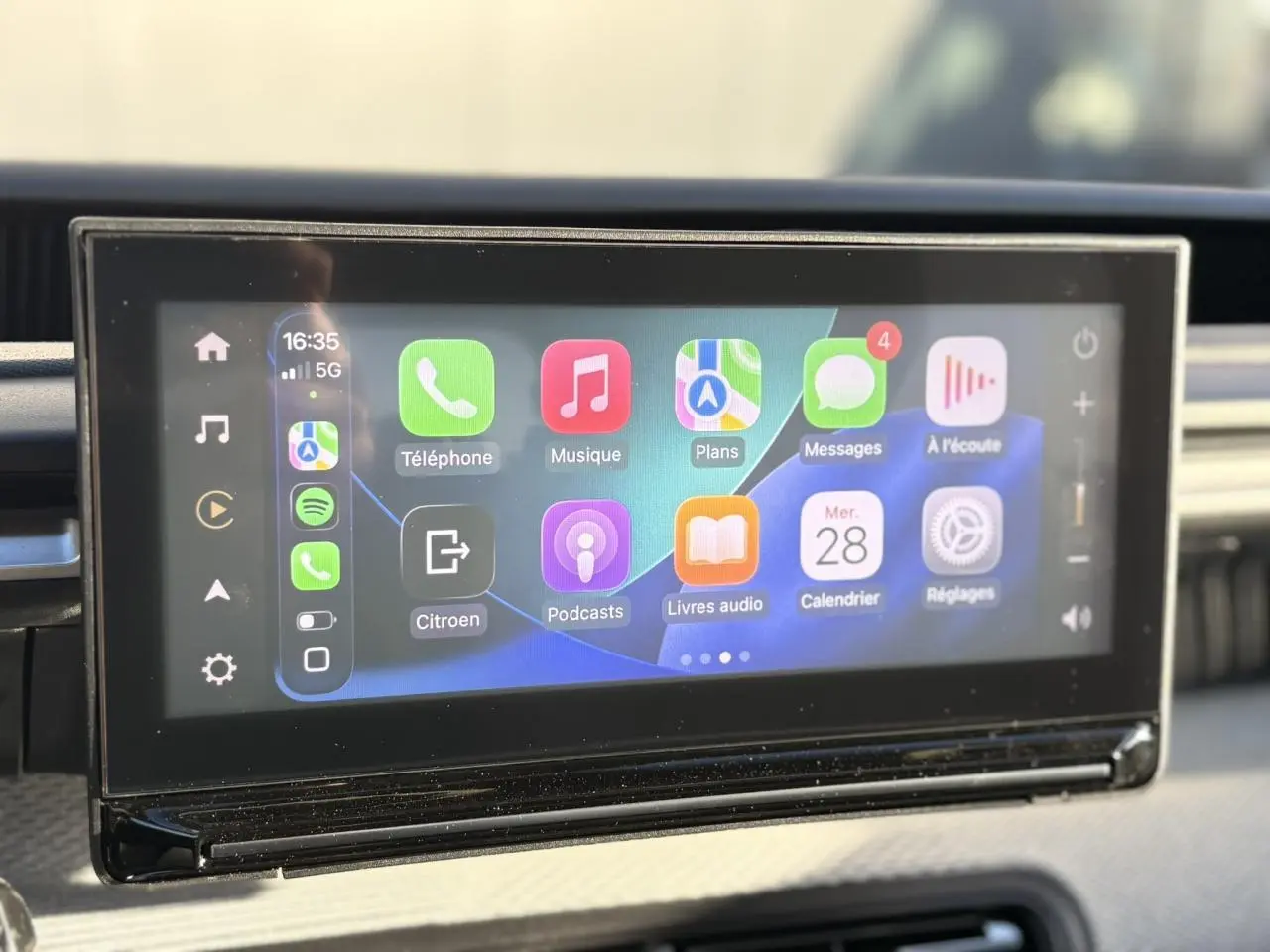Écran tactile central affichant Apple CarPlay dans l’habitacle du Citroën C3 Aircross Hybrid gris Mercury.