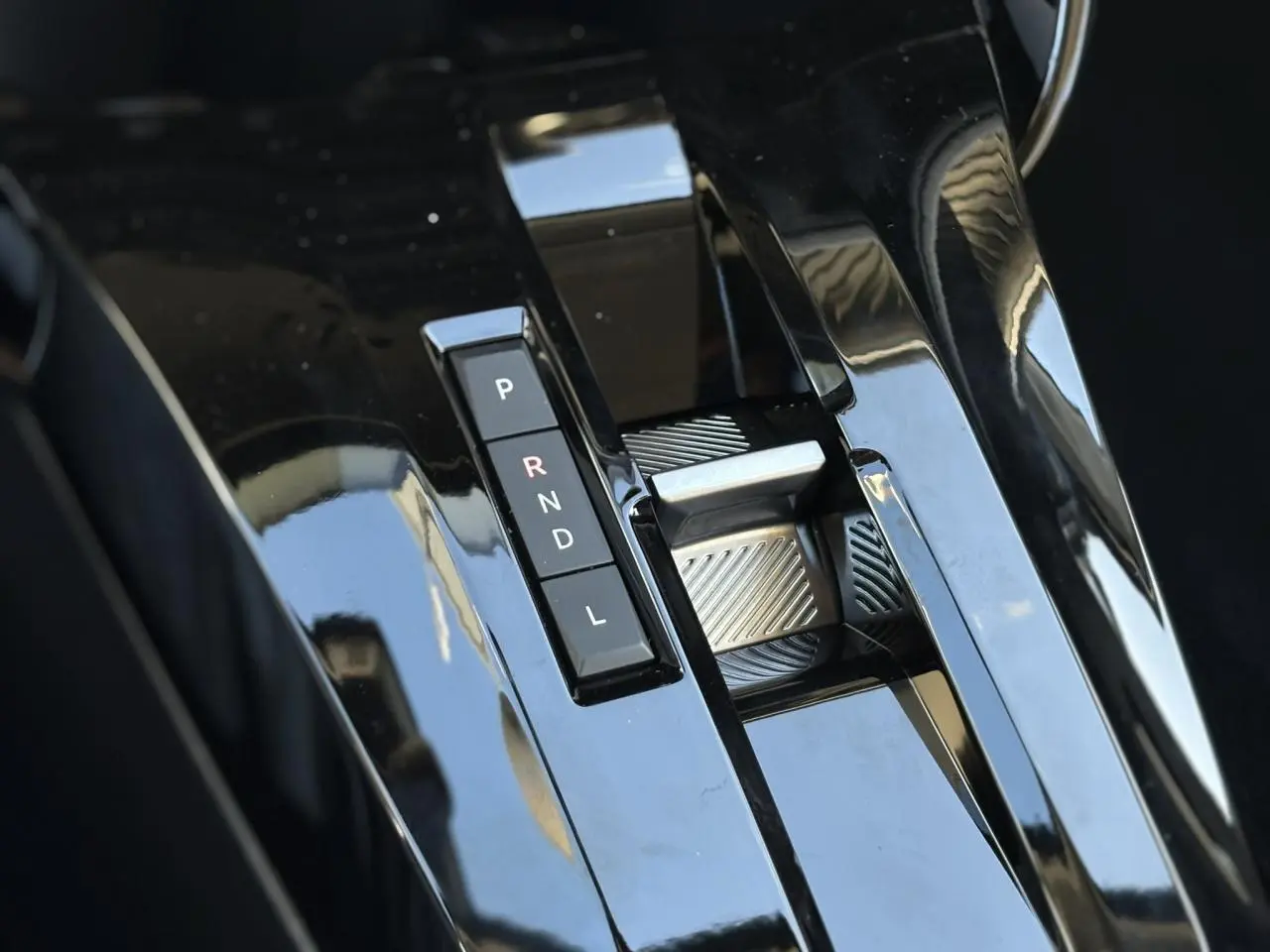 Gros plan sur la commande de boîte automatique noire brillante du Citroën C3 Aircross Hybrid 2025.