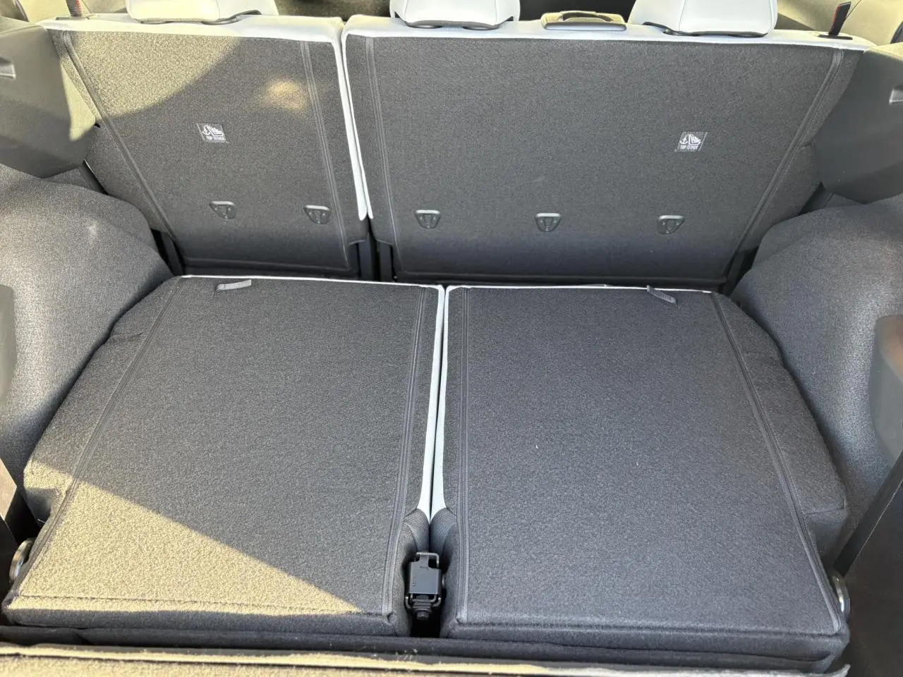 Vue du coffre arrière du Citroën C3 Aircross Hybrid 145 gris Mercury avec banquette arrière rabattue en configuration 7 places.