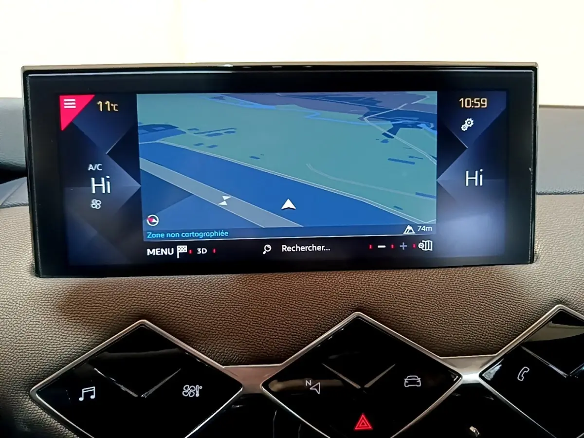 Écran tactile central du tableau de bord du DS3 Crossback bleu, affichant la navigation et la climatisation en mode Hi.