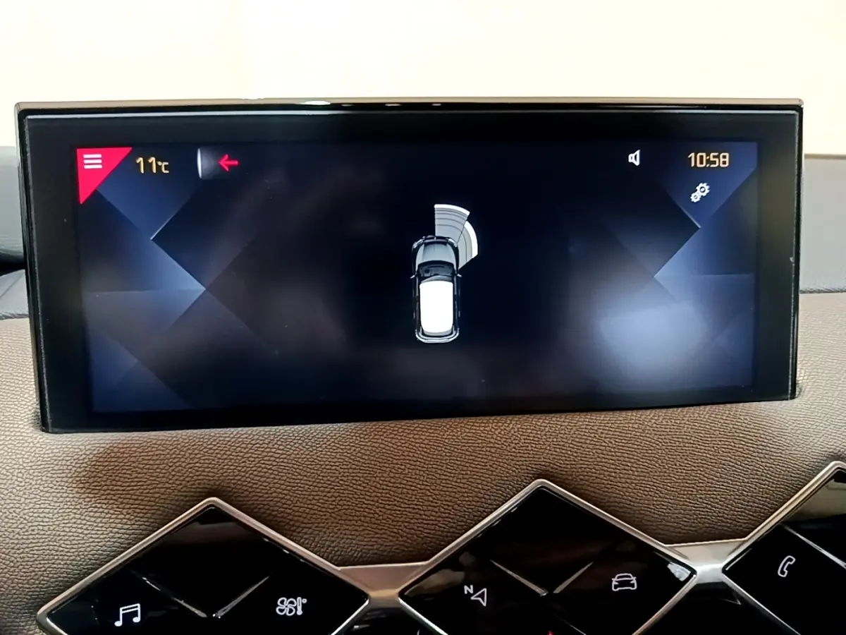 Écran tactile central affichant l'assistance au stationnement du DS3 Crossback Business bleu, vue intérieure frontale.