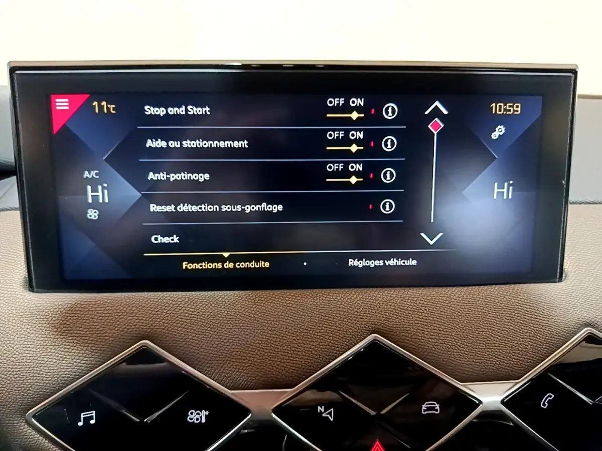 Écran tactile 10,3 pouces affichant les réglages de conduite sur tableau de bord marron du DS3 Crossback bleu.