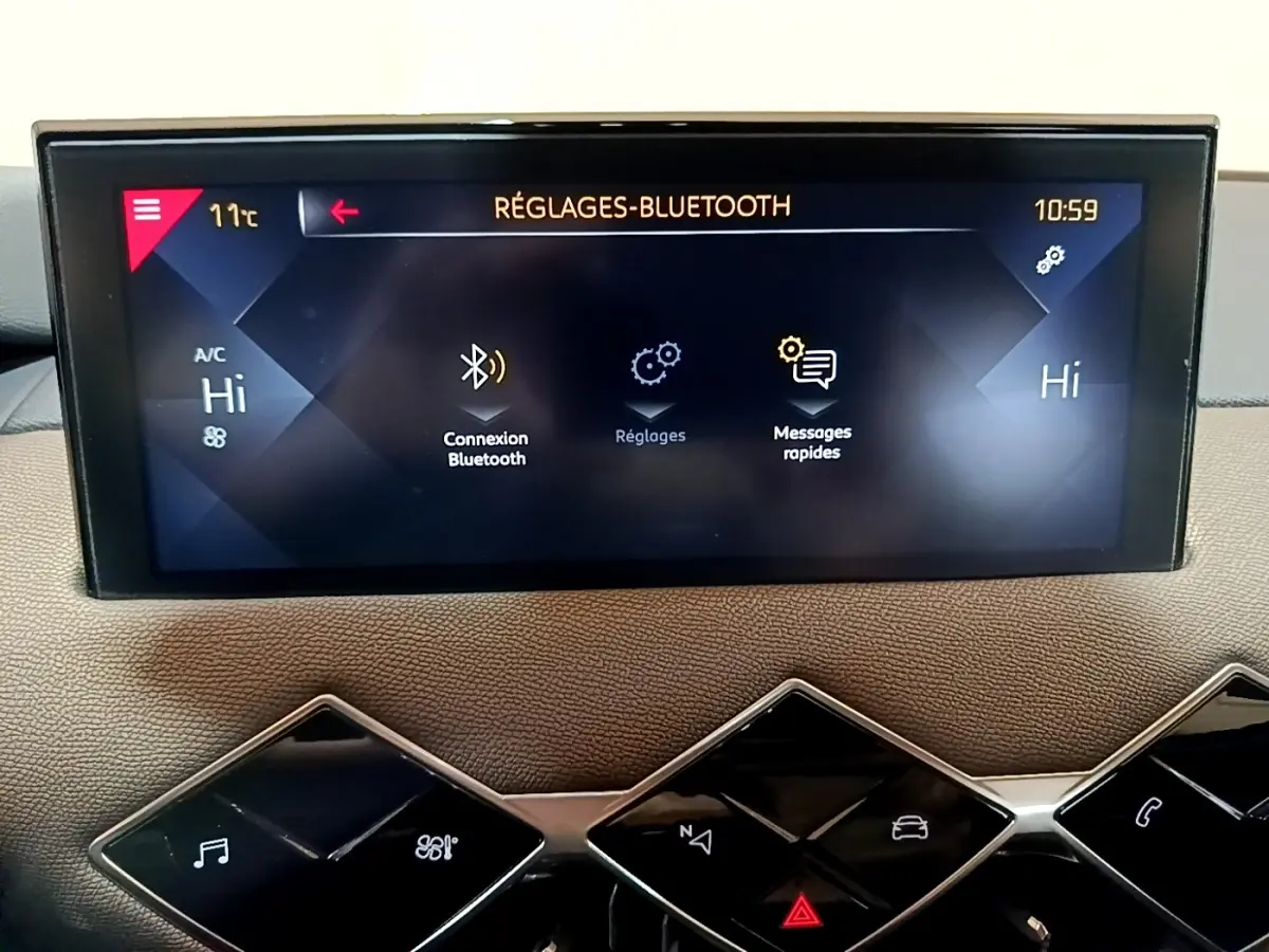 Écran tactile central du tableau de bord du DS3 Crossback 2020 affichant les réglages Bluetooth et climatisation.