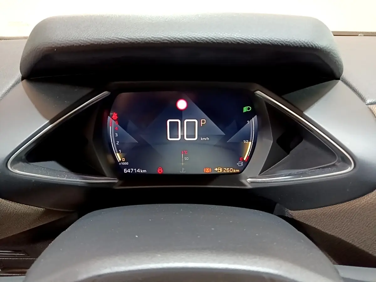 Tableau de bord numérique du DS3 Crossback 2020, affichage digital clair avec compte-tours et jauge carburant.