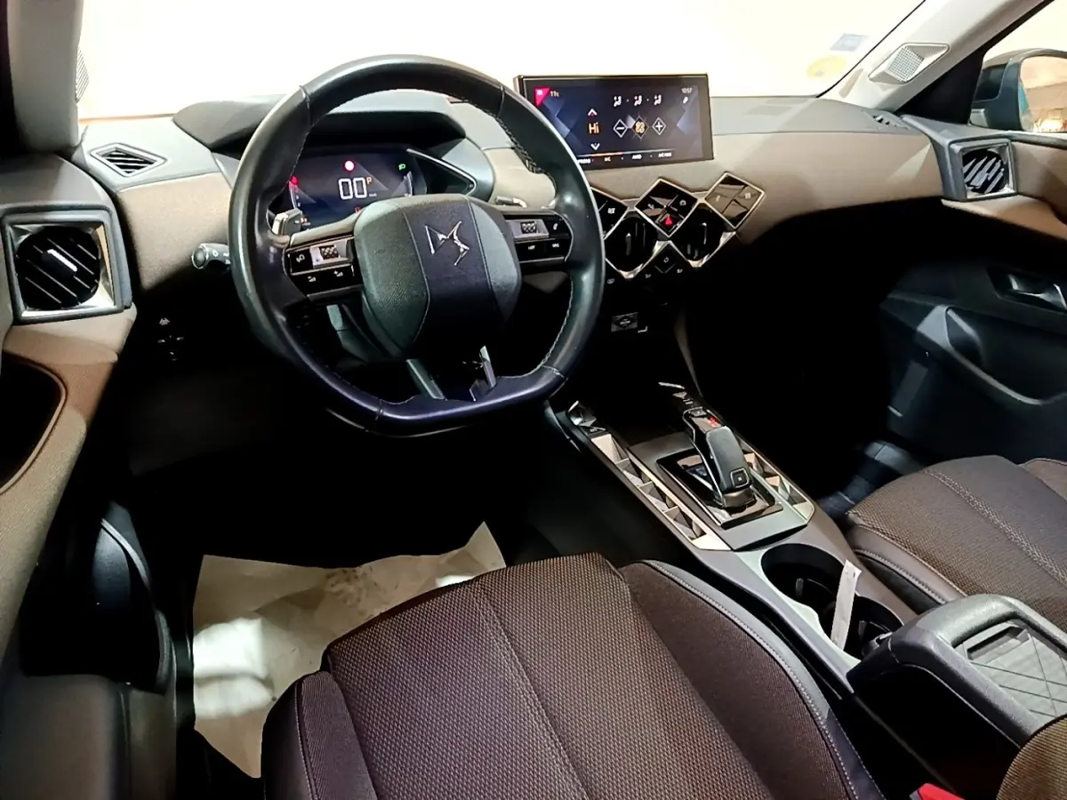 Intérieur du DS3 Crossback vu côté conducteur, volant cuir, écran tactile 10,3 pouces et console centrale moderne.