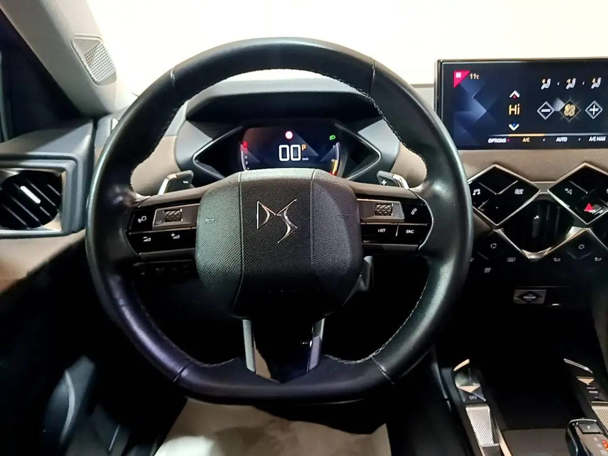 Volant cuir noir avec logo DS au centre, tableau de bord numérique et écran tactile du DS3 Crossback 2020 vue intérieure frontale.