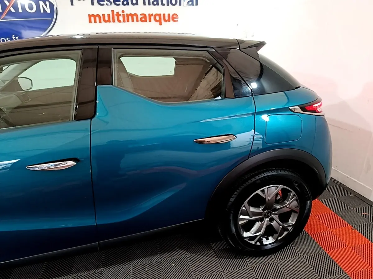 Vue latérale droite du DS3 Crossback bleu mettant en valeur les poignées chromées et les jantes alliage au design moderne.