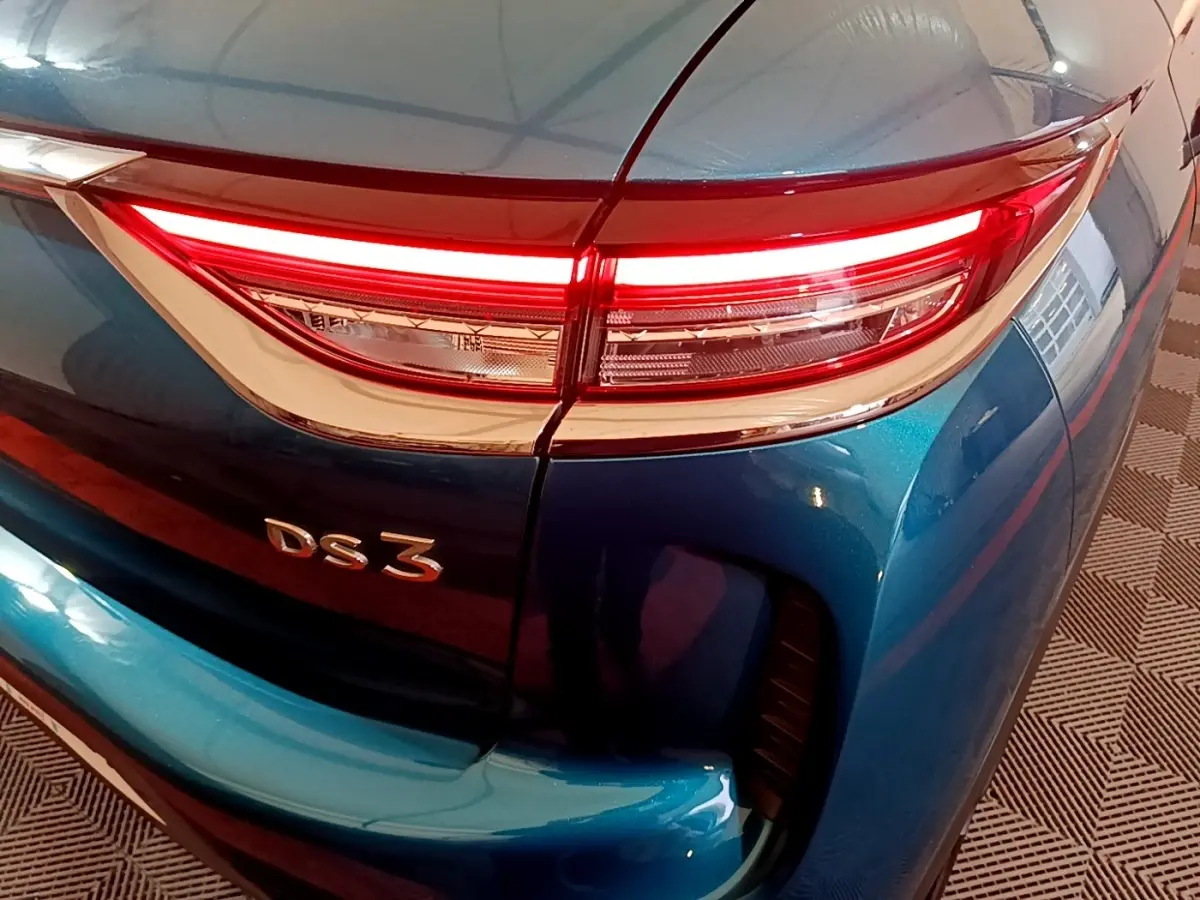 Gros plan sur le feu arrière droit rouge et la carrosserie bleu métallisé du DS3 Crossback 2020.