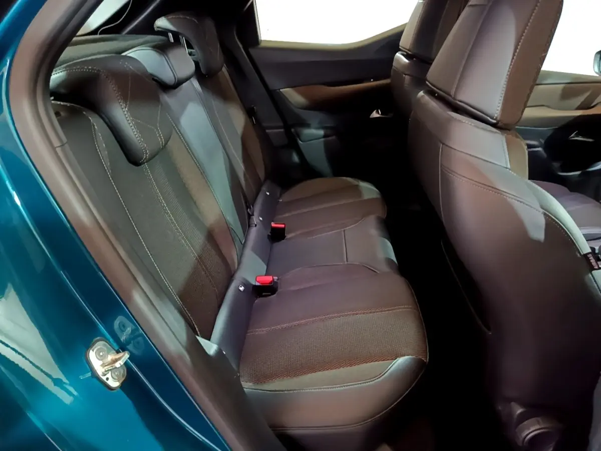 Vue intérieure côté gauche sur la banquette arrière en tissu noir du DS3 Crossback bleu 2020 avec appuie-têtes intégrés.