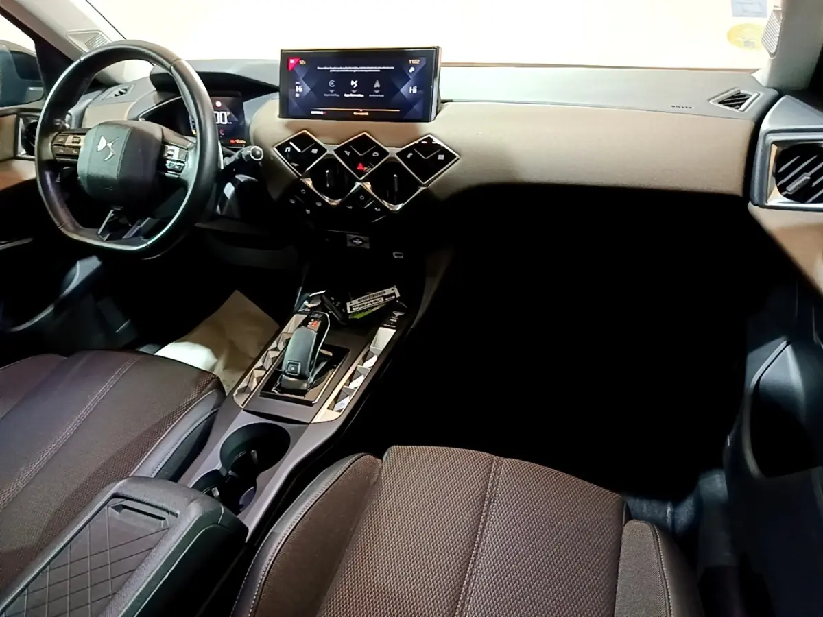 Intérieur DS3 Crossback vu côté conducteur, tableau de bord marron avec écran tactile 10,3 pouces et volant cuir multifonctions.