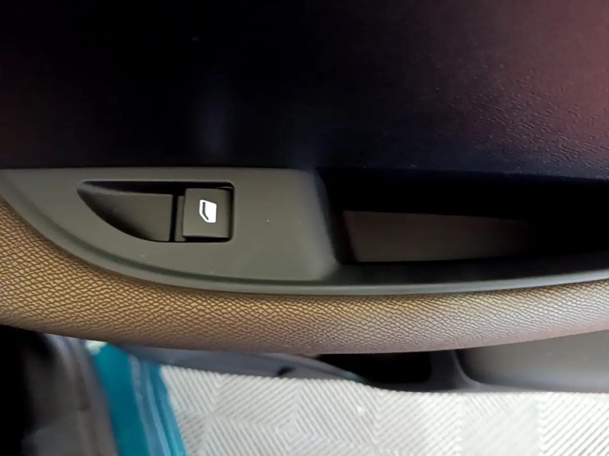 Bouton de commande de vitre électrique sur la porte intérieure côté conducteur d'une DS3 Crossback bleu 2020.