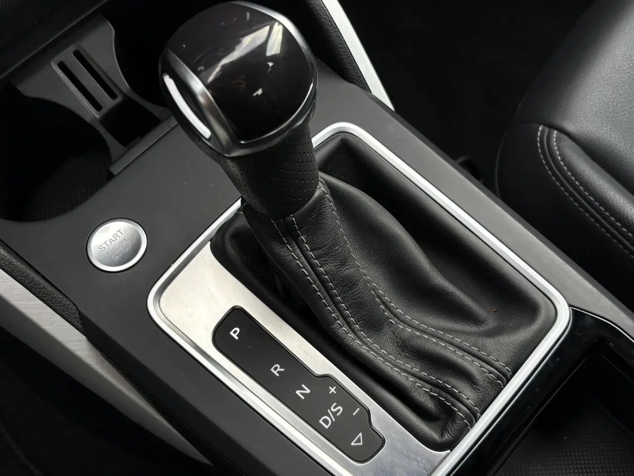 Vue rapprochée de la commande de boîte automatique noire et argentée de l’Audi Q2 35 TDI S-Line 2025.