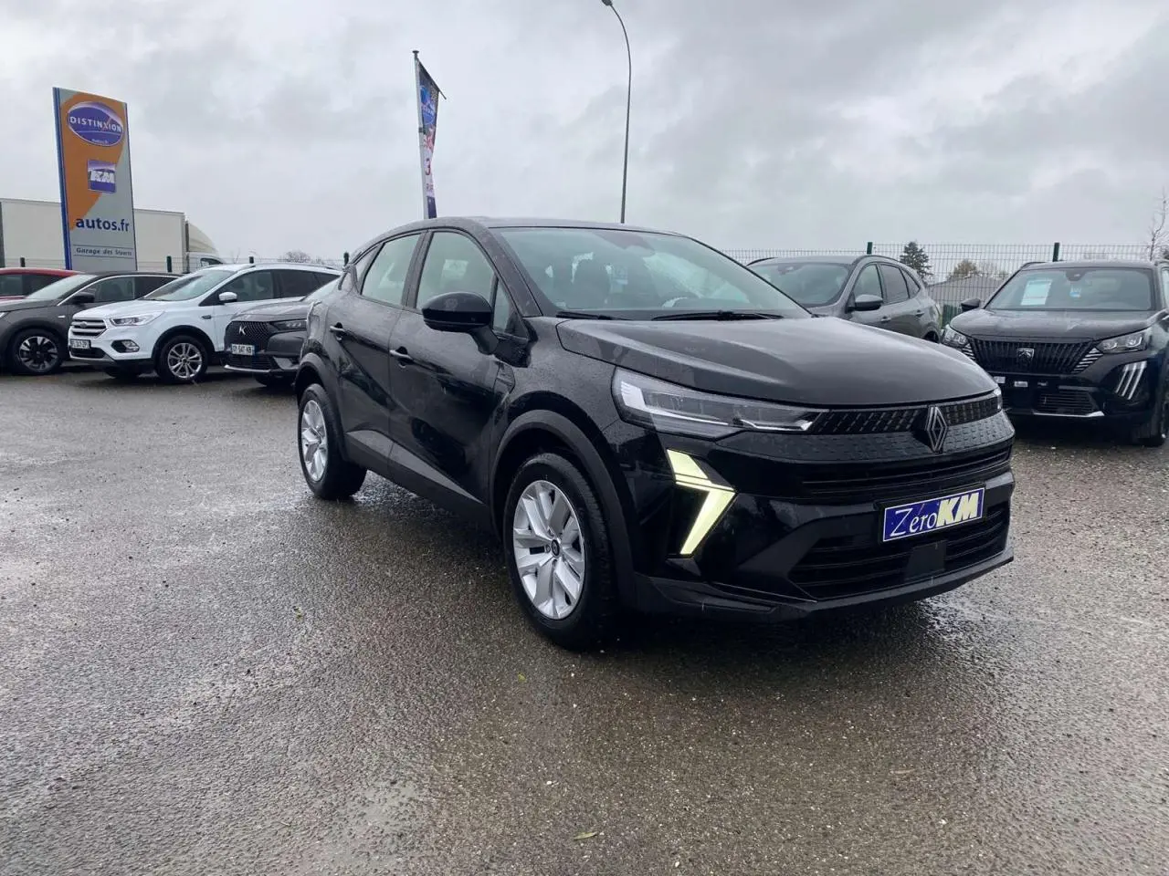 Renault Captur 2025 noir étoilé en 3/4 avant droit, avec feux LED et calandre noire distinctive.