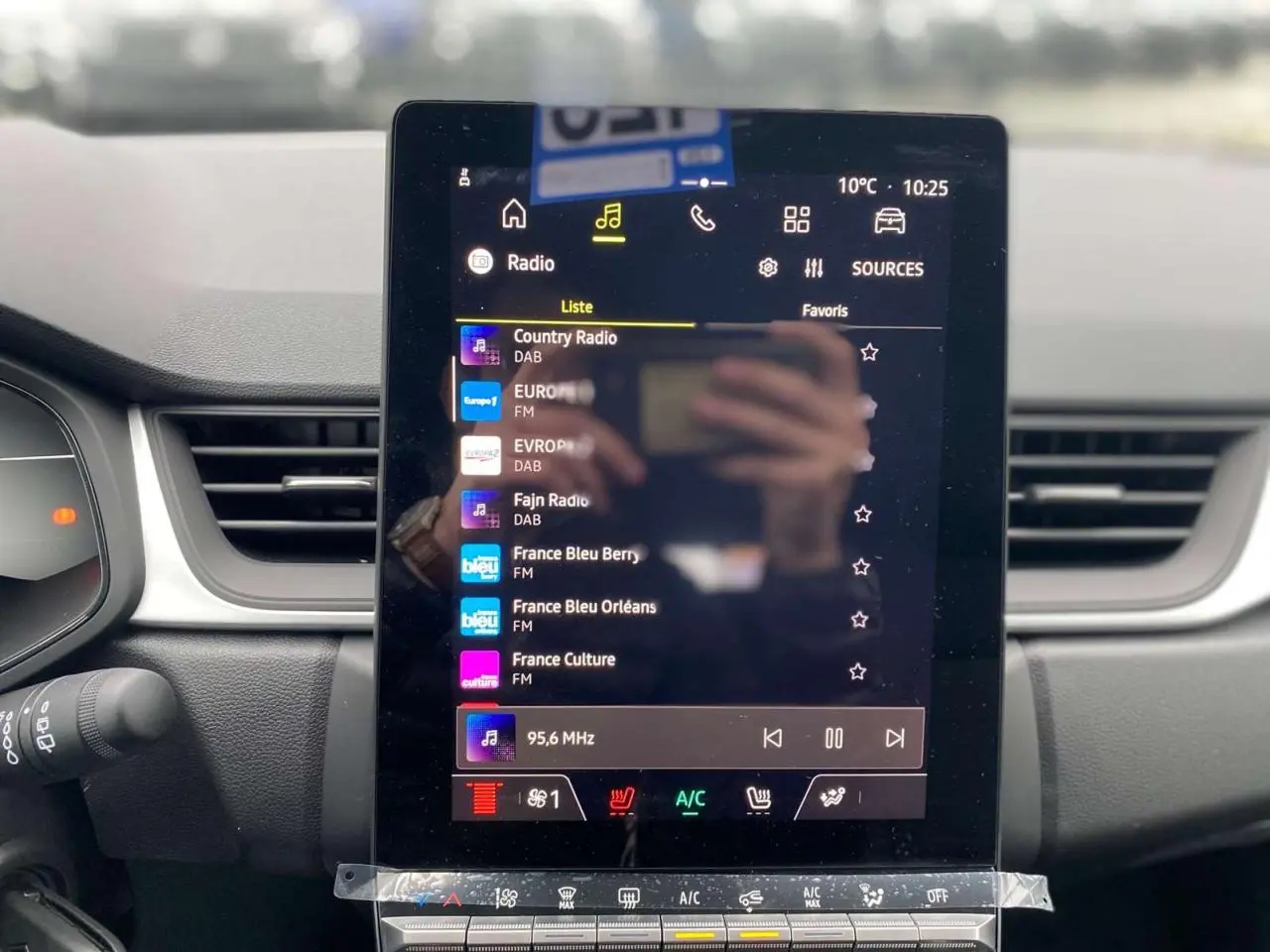 Vue rapprochée de l’écran tactile central du Renault Captur 2025 avec interface multimédia affichant les radios.