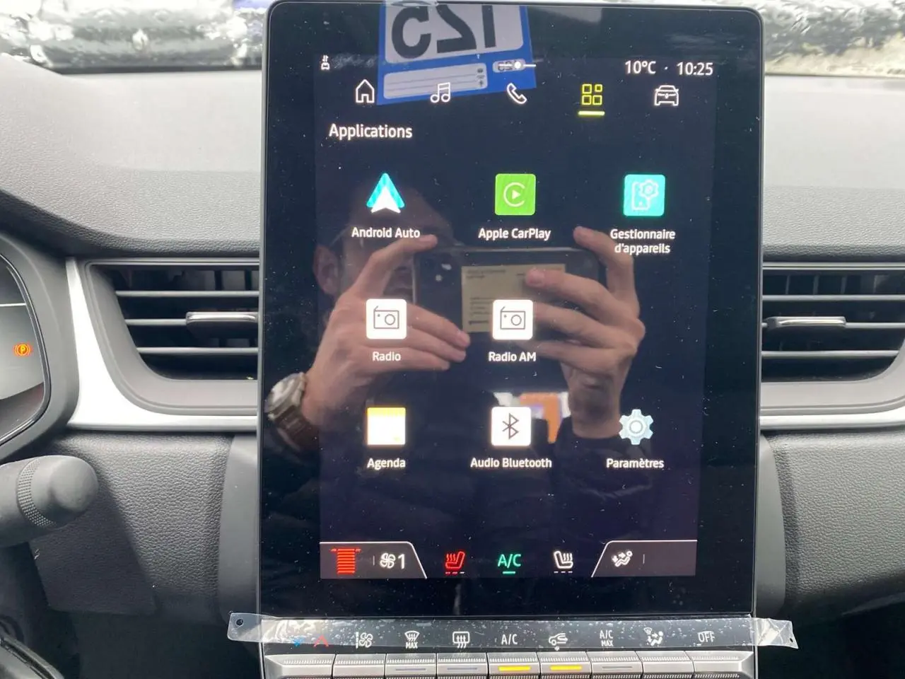 Vue rapprochée de l’écran tactile central du Renault Captur 2025 affichant les applications Android Auto et Apple CarPlay.