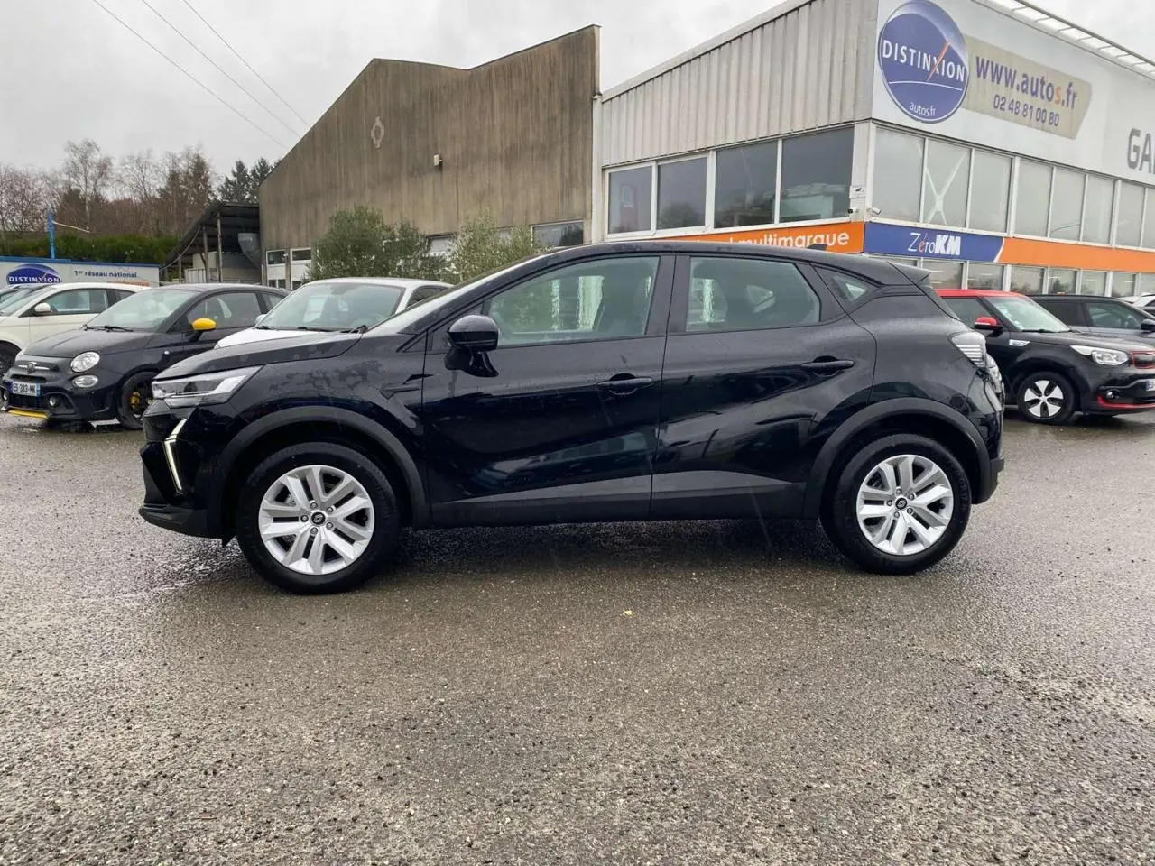 Profil côté gauche du Renault Captur 2025 noir étoilé, avec jantes argentées et rétroviseurs noirs brillants.