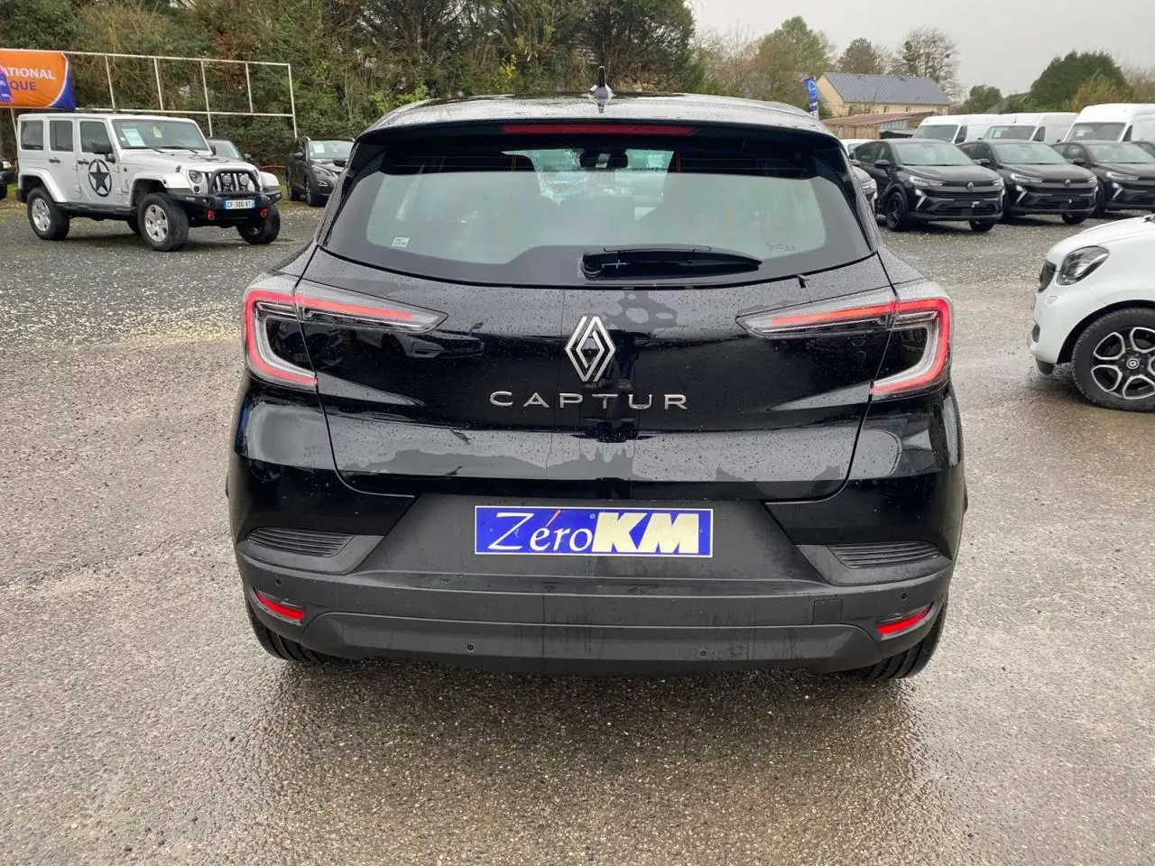 Vue arrière du Renault Captur noir étoilé 2025 avec feux LED et plaque d'immatriculation Zero KM visible.