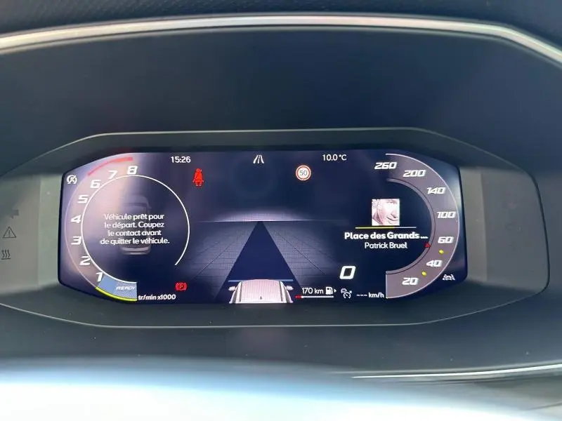 Tableau de bord numérique de la SEAT LEON ST 1.5 eTSI Hybrid 2025 affichant vitesse, régime et navigation.
