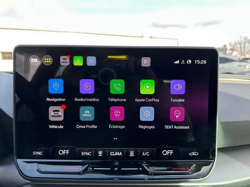 Écran tactile central du SEAT LEON ST 2025 affichant les applications de navigation, médias et réglages dans un intérieur moderne.