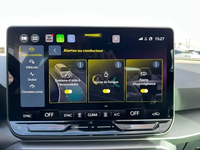 Écran tactile central du tableau de bord du SEAT LEON ST 1.5 eTSI Hybrid 2025 affichant les alertes au conducteur.