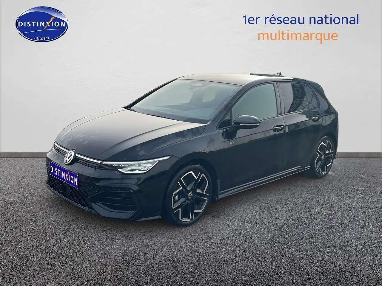 Volkswagen Golf 1.5 etsi evo2 150 R-Line noir vue 3/4 avant avec jantes alu distinctives.