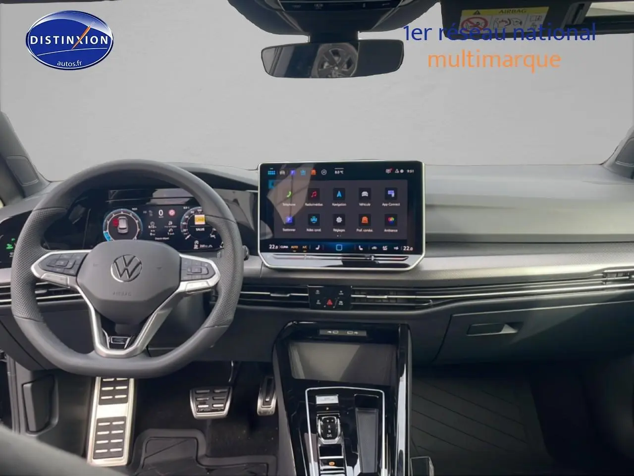 Vue intérieure avant de la Volkswagen Golf noire 2026, mettant en valeur le volant cuir multifonction et l'écran tactile central.