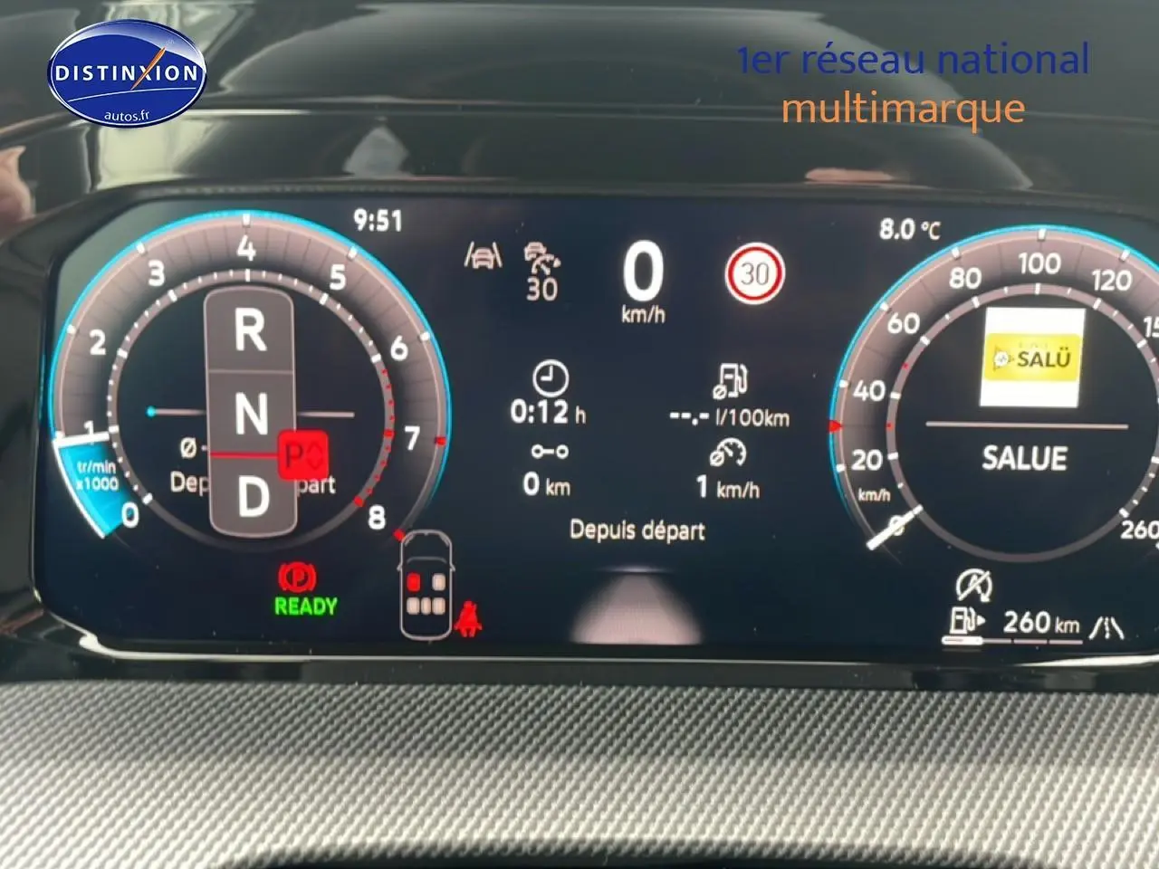 Tableau de bord numérique de Volkswagen Golf noir, affichant la vitesse à 0 km/h et la température extérieure à 8°C.