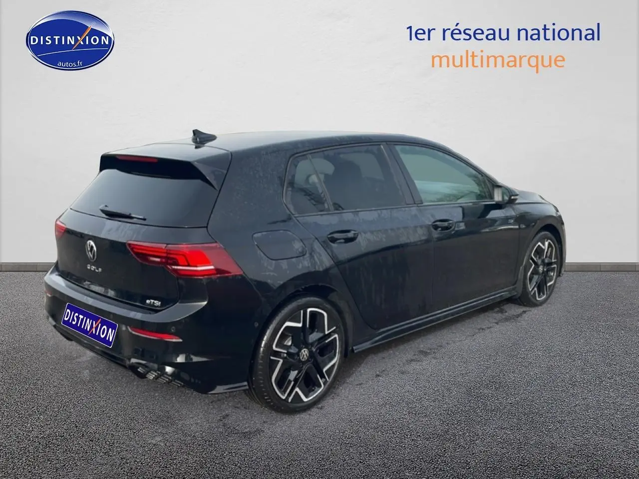 Volkswagen Golf 1.5 eTSI R-Line noire vue 3/4 arrière droit avec jantes alu et vitres surteintées.