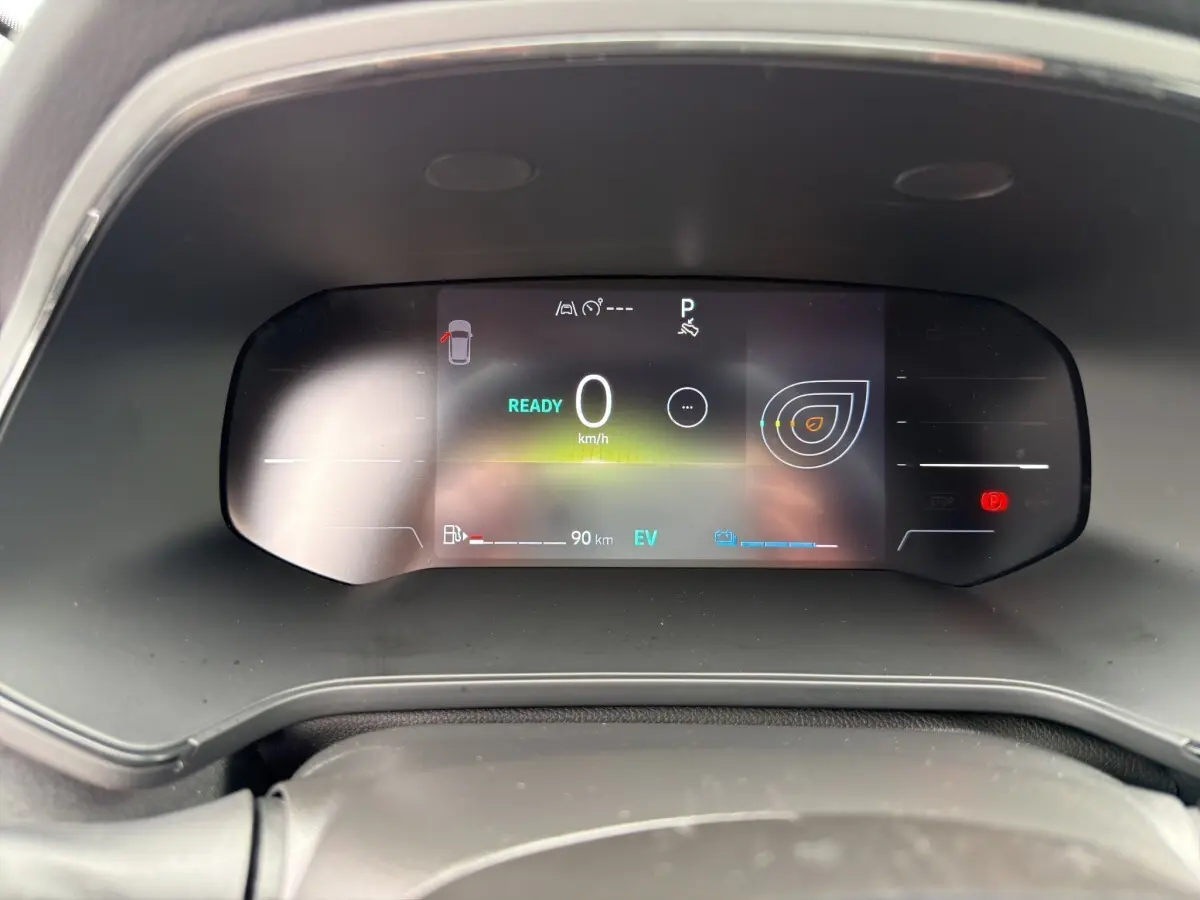 Combiné d'instruments numérique du Renault Symbioz noir 2025 affichant vitesse et autonomie en mode hybride.
