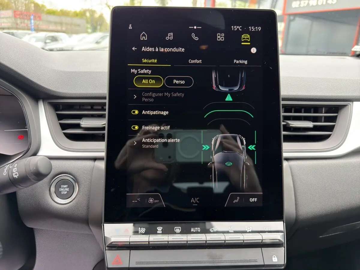 Écran tactile central affichant les aides à la conduite dans l’habitacle noir du Renault Symbioz 2025.