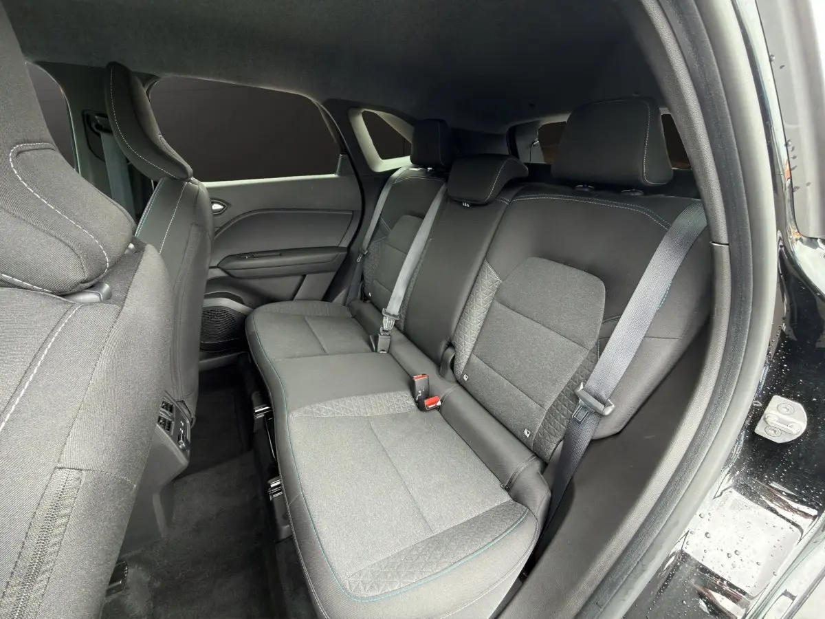 Vue intérieure côté droit sur la banquette arrière noire du Renault Symbioz 2025 avec ceinture et appuie-têtes visibles.