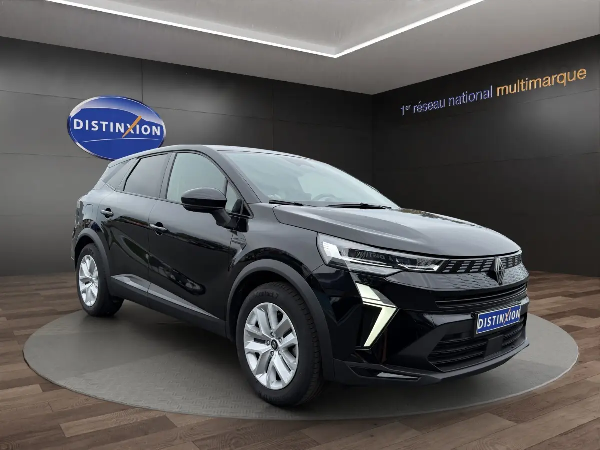 Renault Symbioz noir en 3/4 avant droit, avec feux LED distinctifs et calandre moderne, présenté en showroom.