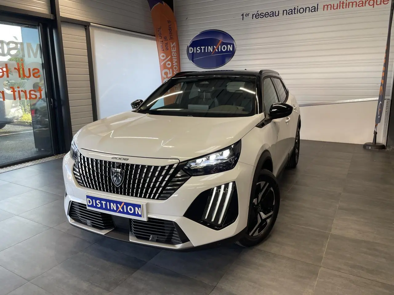 Peugeot 2008 blanc en 3/4 avant droit, calandre noire à lames verticales et feux LED avec griffes distinctives.