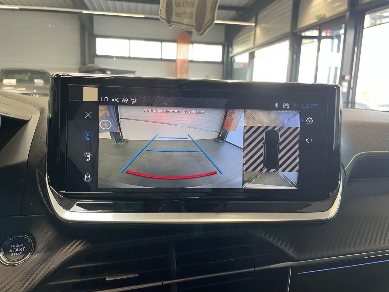 Écran tactile intérieur du Peugeot 2008 Hybrid affichant la caméra de recul avec vue 360° en stationnement.