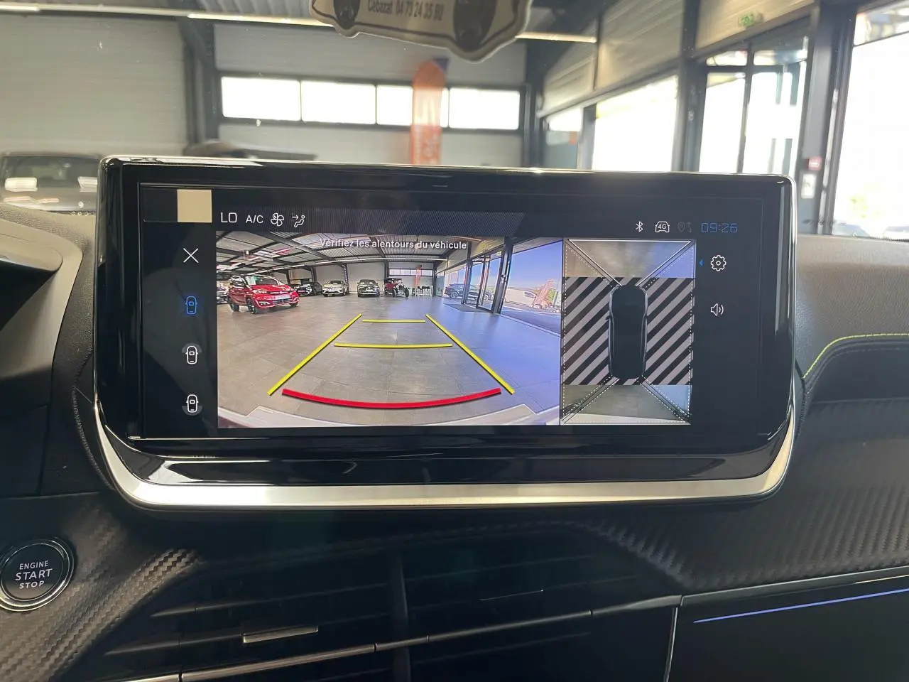 Écran tactile intérieur du Peugeot 2008 blanc montrant la caméra de recul et vue 360° du véhicule.