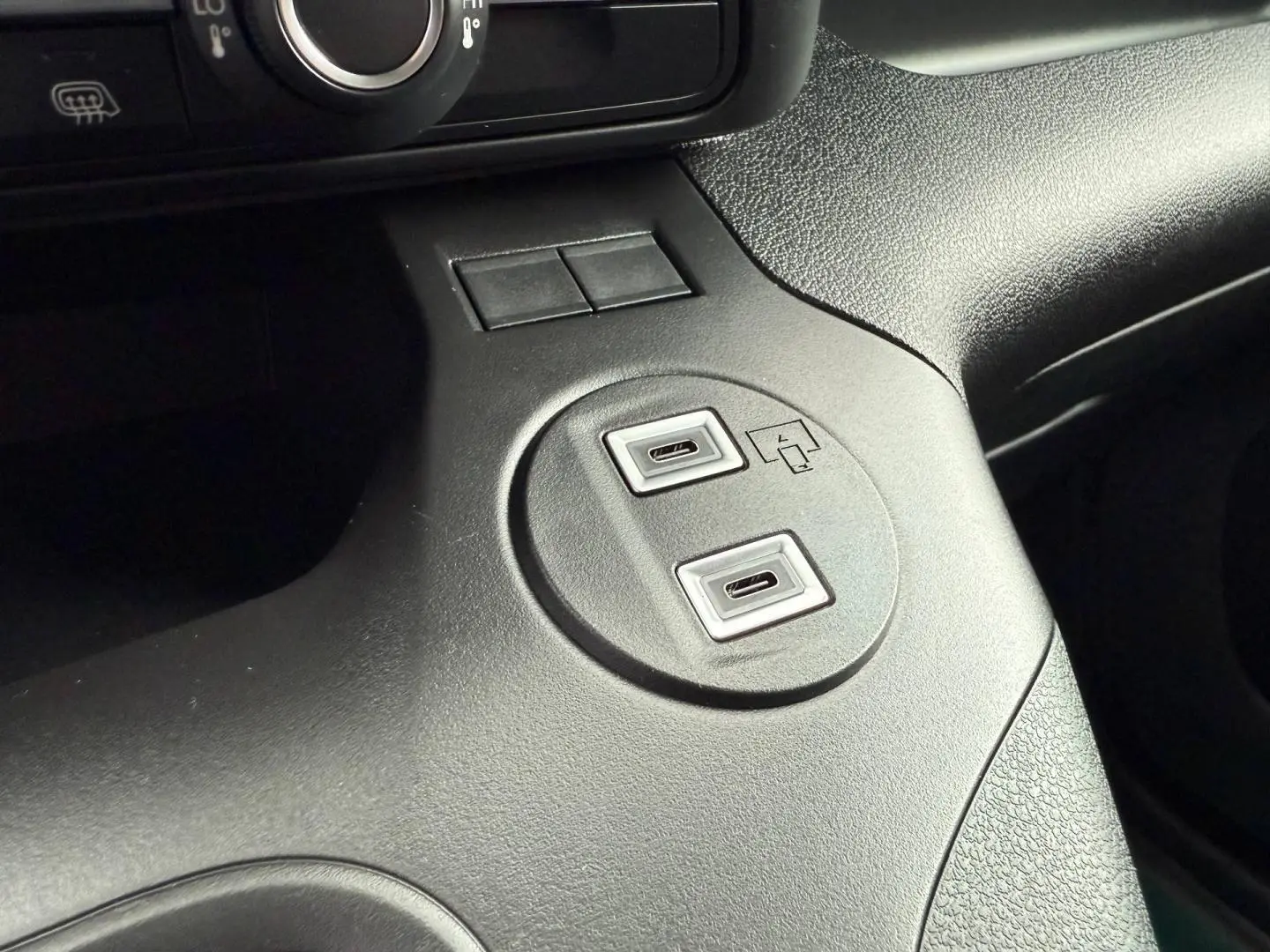 Gros plan sur les ports USB intégrés dans la console centrale noire du Peugeot Partner blanc Icy 2026.