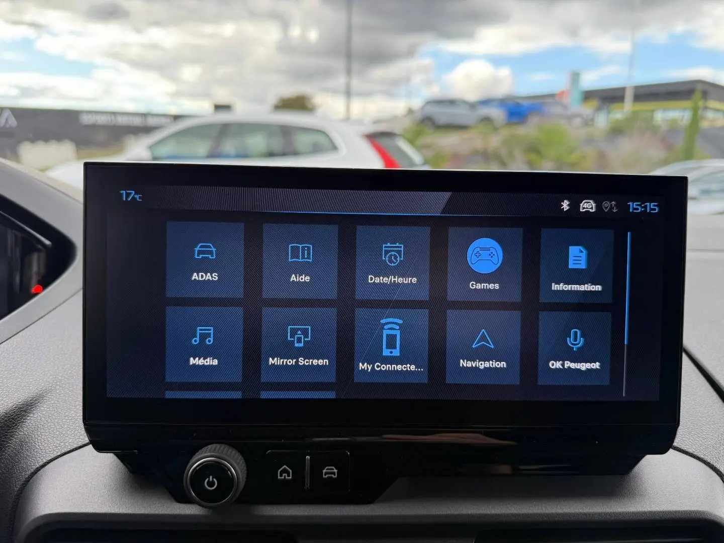 Écran tactile central du Peugeot Partner 2026 affichant les options multimédia et navigation, vue intérieure frontale.
