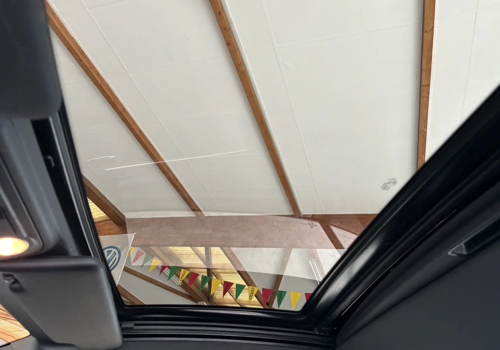 Toit ouvrant panoramique ouvert sur l'intérieur noir du Volkswagen EOS 2.0l TDI 2008, vue vers le plafond et guirlande colorée.