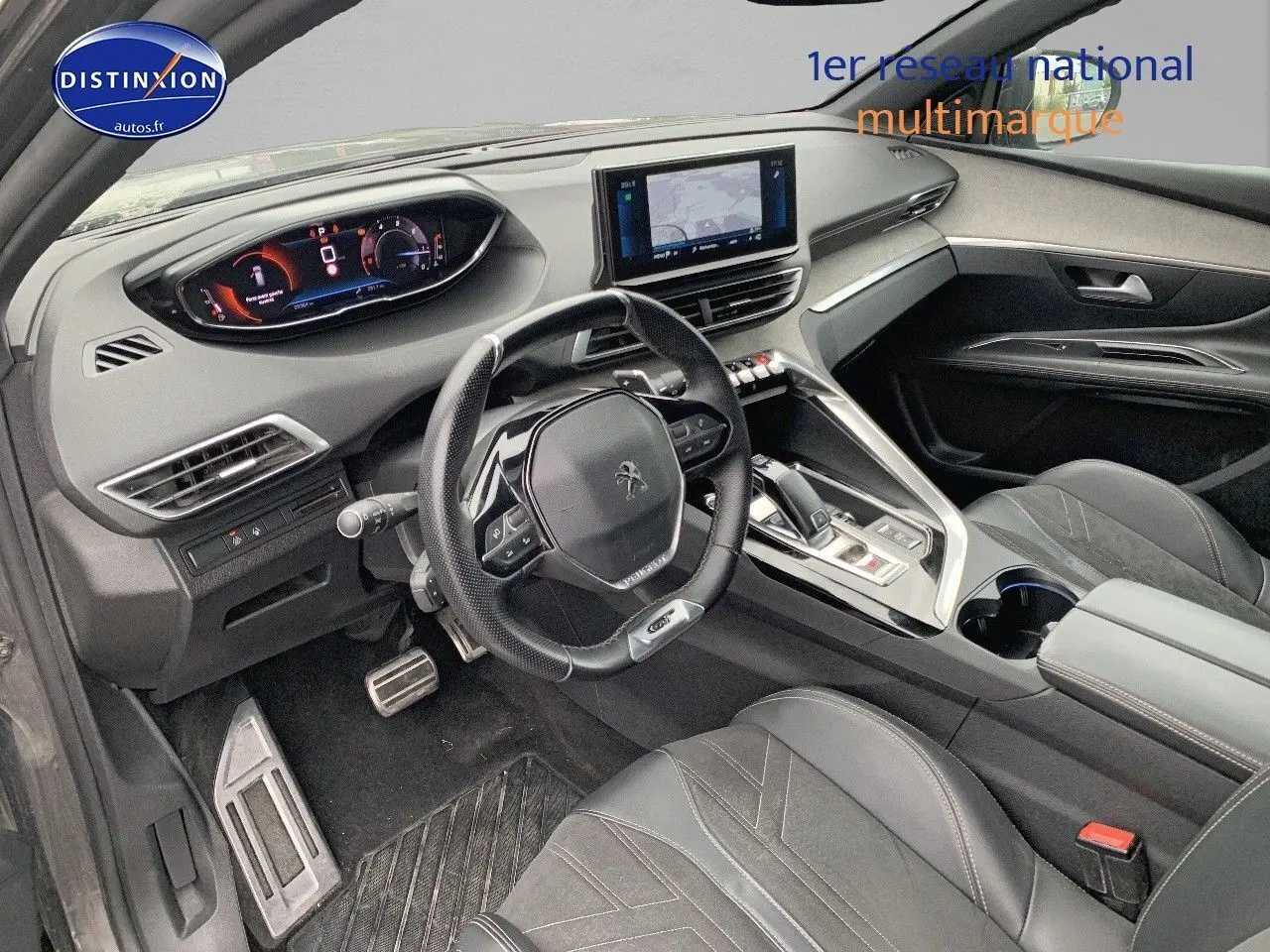 Intérieur Peugeot 3008 GT Black Pack 2021 vu côté conducteur, tableau de bord numérique et sellerie cuir noire.