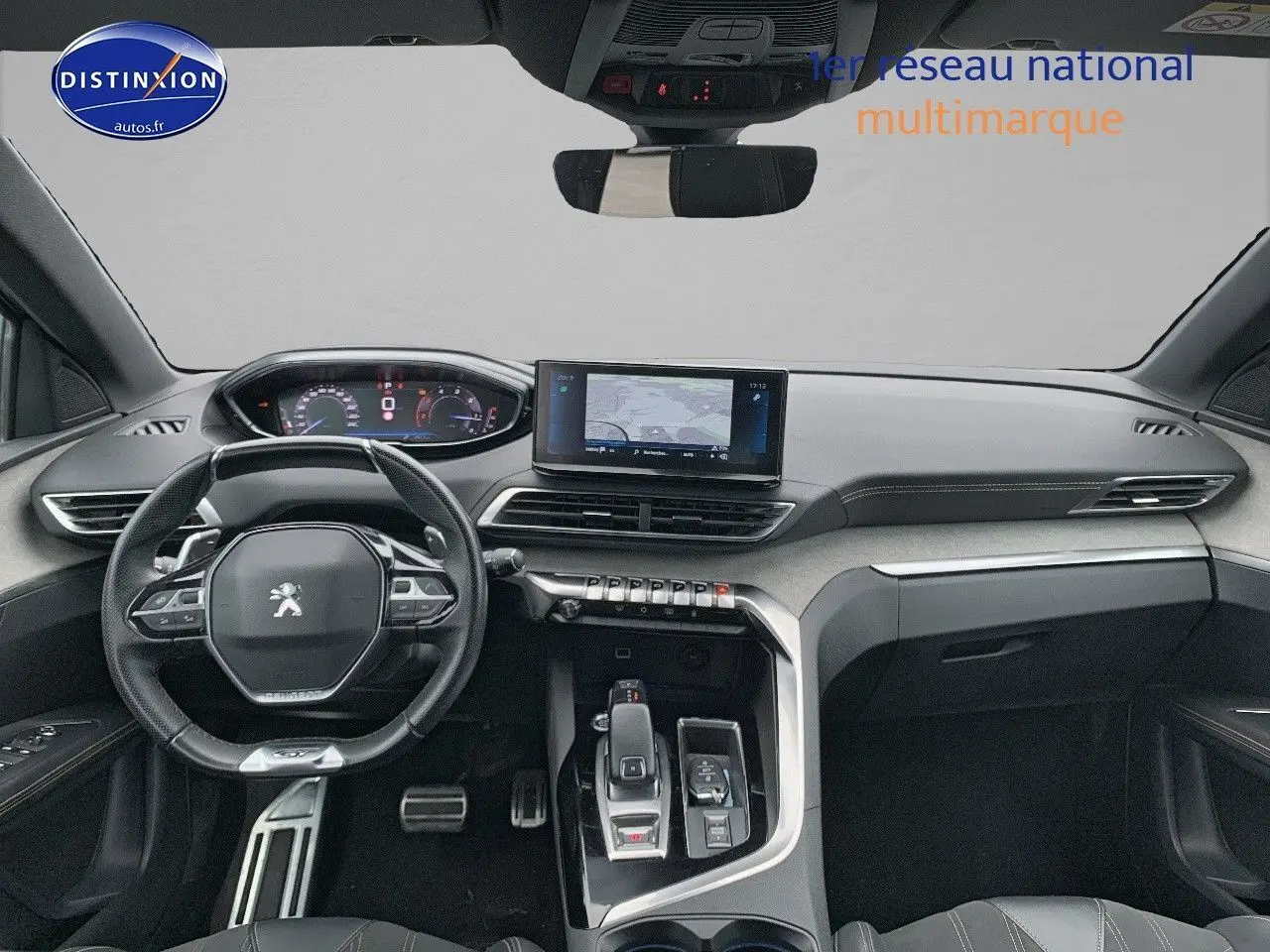 Intérieur moderne du Peugeot 3008 gris platinium, vue frontale sur le tableau de bord avec écran tactile et volant compact.